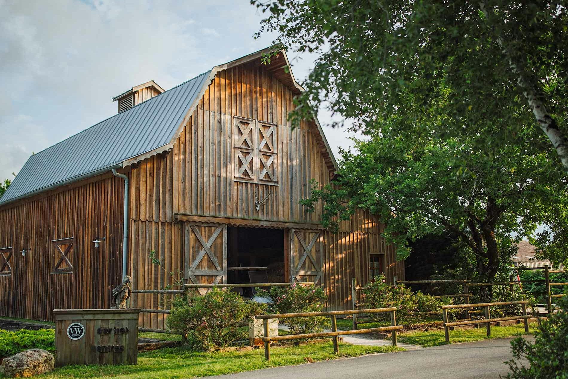 Yelloh! Village Le Village Western  Camping Castel Le Village Western - Scheune auf dem Campingplatz