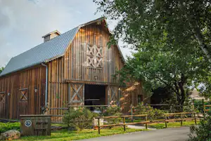 Yelloh! Village Le Village Western Camping Castel Le Village Western - Scheune auf dem Campingplatz