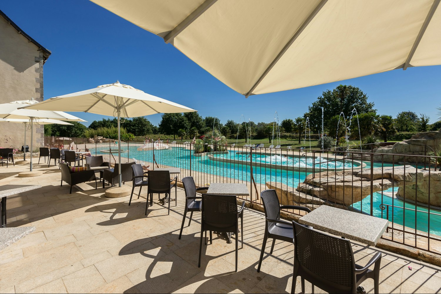 Camping Sunelia L'Orangerie de Lanniron  Camping Castel L'Orangerie de Lanniron  - Restaurant mit Terrasse am Pool auf dem Campingplatz