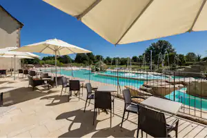 Camping Sunelia L'Orangerie de Lanniron Camping Castel L'Orangerie de Lanniron - Restaurant mit Terrasse am Pool auf dem Campingplatz