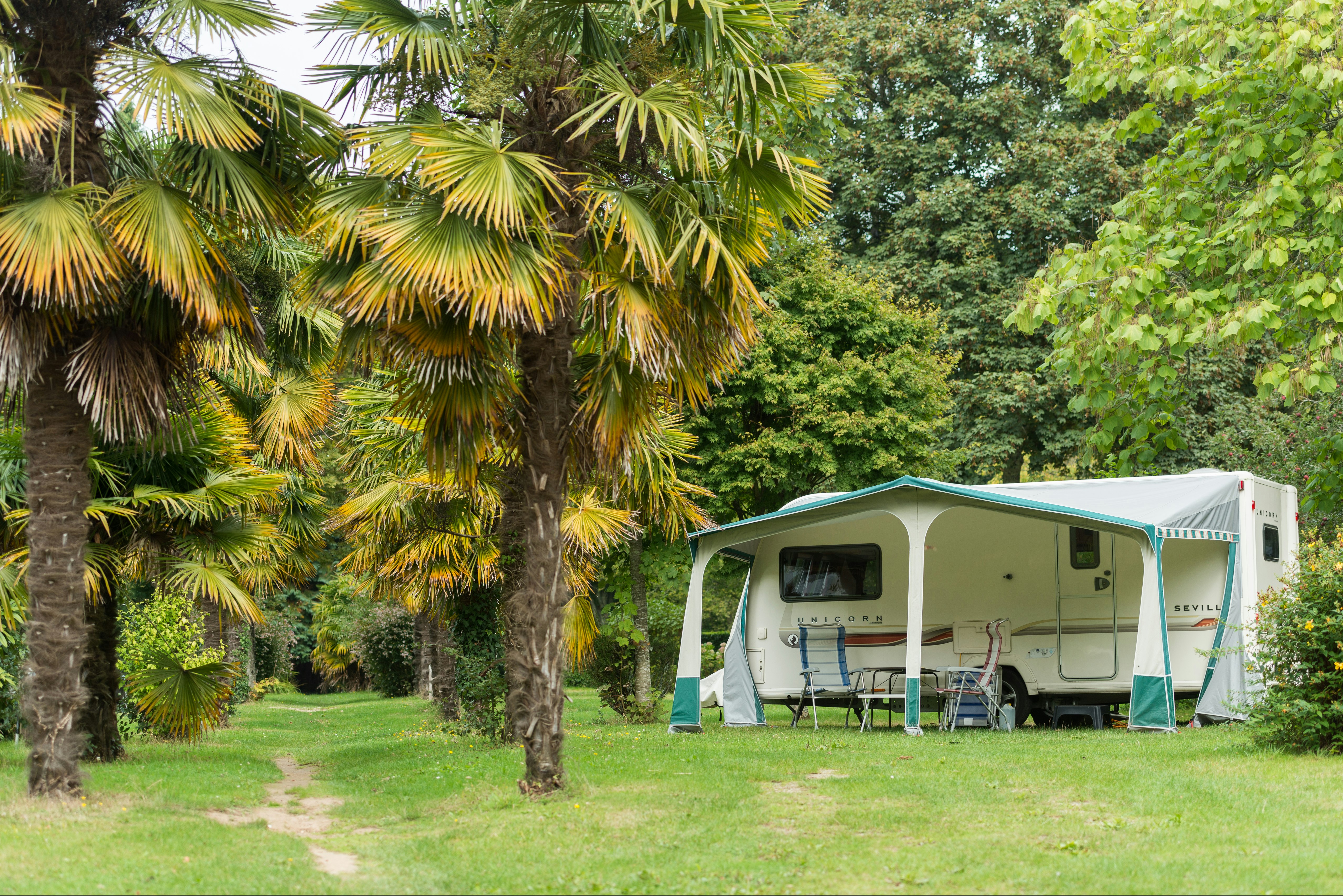 Camping Sunelia L'Orangerie de Lanniron  Camping Castel L'Orangerie de Lanniron - Standplätze im Grünen auf dem Campingplatz