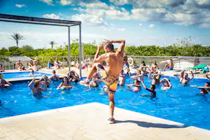 Camping Castell Mar - Wassergymnastik Kurs im Pool auf dem Campingplatz