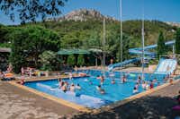 Camping Castell Montgri - Campingplatz mit Pool,Wasserrutsche, Liegestühlen und Sonnenschirmen