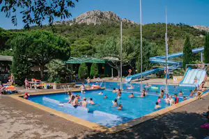 Camping Castell Montgri - Campingplatz mit Pool,Wasserrutsche, Liegestühlen und Sonnenschirmen