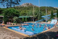 Camping Castell Montgri - Campingplatz mit Pool,Wasserrutsche, Liegestühlen und Sonnenschirmen
