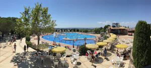 Camping Castell Montgri - Pool mit Liegestühlen und Sonnenschirmen auf dem Campingplatz