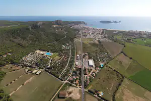Camping Castell Montgri - Übersicht auf das gesamte Campingplatz Gelände mit Blick auf das Meer