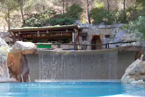 Camping Castell Montgri - Wasserfall am Pool auf dem Campingplatz