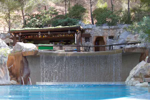 Camping Castell Montgri - Wasserfall am Pool auf dem Campingplatz