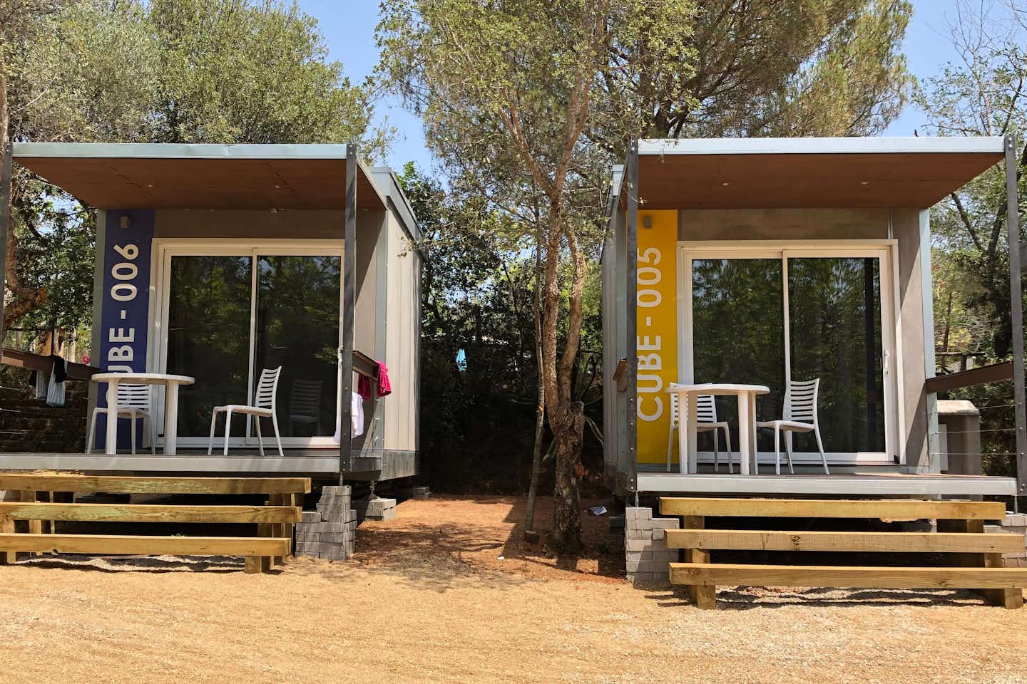 Camping Castell Park - Mobilheime mit Veranda im Grünen auf dem Campingplatz