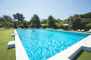 HolaCamp Palamós Camping Castell Park - Pool im Freien mit Liegestühlen und Sonnenschirmen