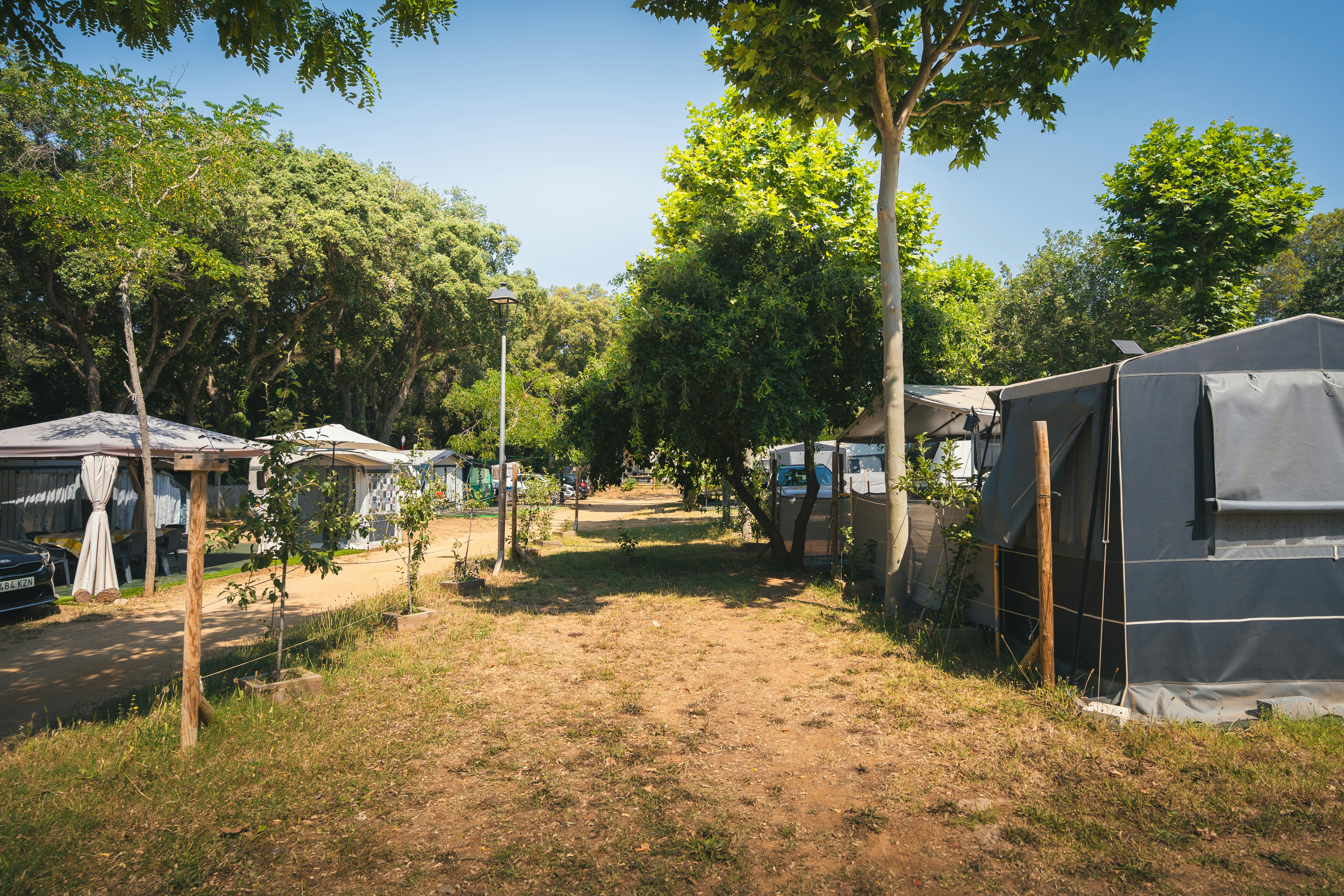 HolaCamp Palamós  Camping Castell Park - Standplätze auf dem Campingplatz