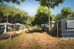 HolaCamp Palamós Camping Castell Park - Standplätze auf dem Campingplatz