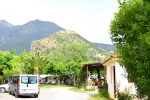 Camping Castle View - Campingplatz Rezeption und Wohnwagenstellplätze im Grünen auf dem Campingplatz