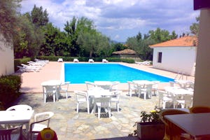 Camping Castle View - Pool mit Liegestühlen und Sonnenschirmen auf dem Campingplatz