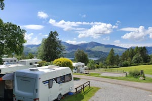 Castlerigg Hall Caravan Camping Glamping Camping Castlerigg Hall - Blick auf die Standplätze im Grünen sowie auf die Berge