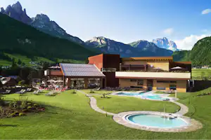 Camping Catinaccio Rosengarten - Campingplatz Gelände mit Pool und Berblick