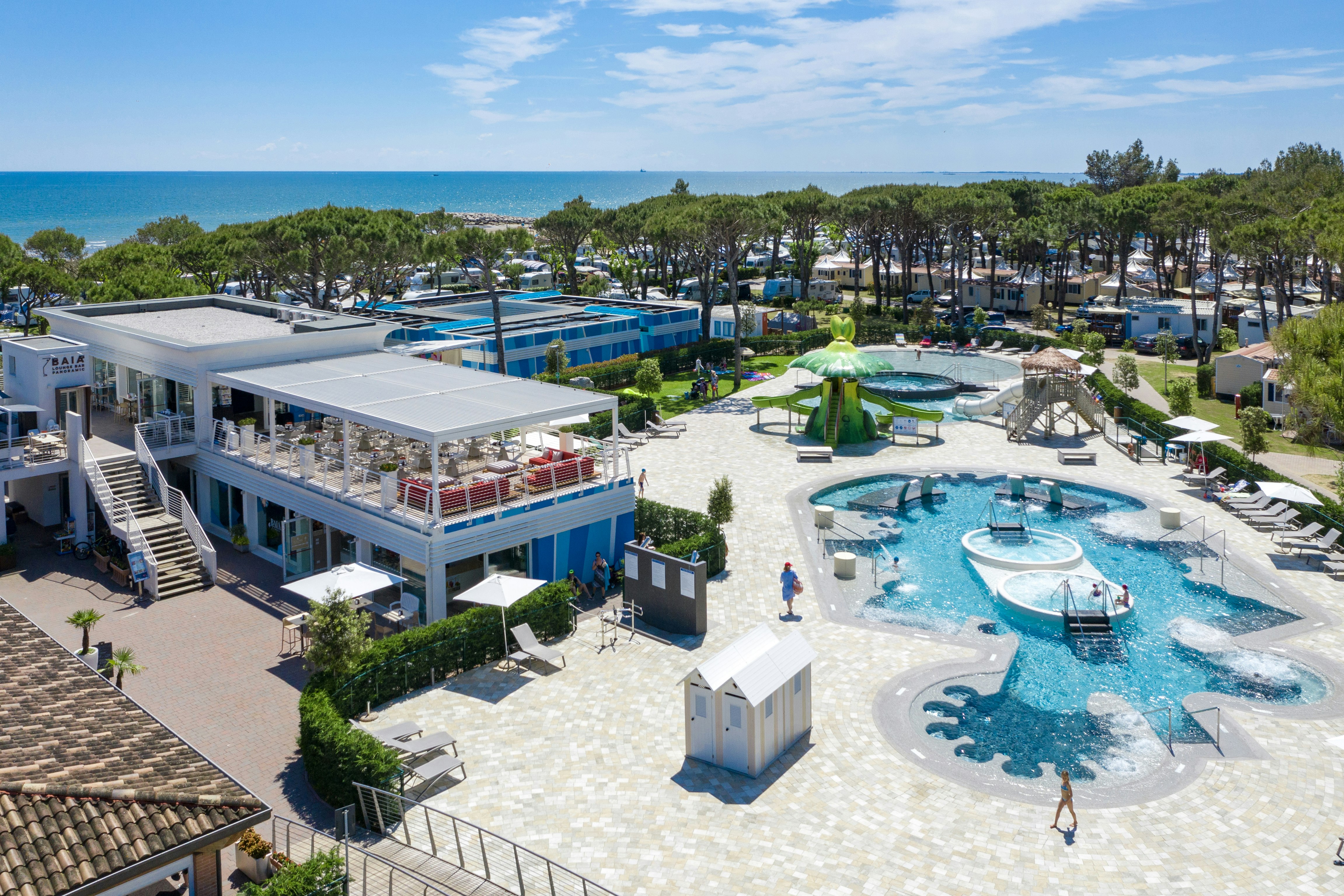 Camping Village Cavallino  - Luftaufnahme des Campingplatzes mit Wasserpark