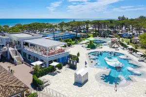 Camping Village Cavallino - Luftaufnahme des Campingplatzes mit Wasserpark