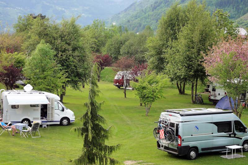 Camping Cavresc - Wohnwagen- und Zeltstellplatz im Grünen zwischen Bäumen
