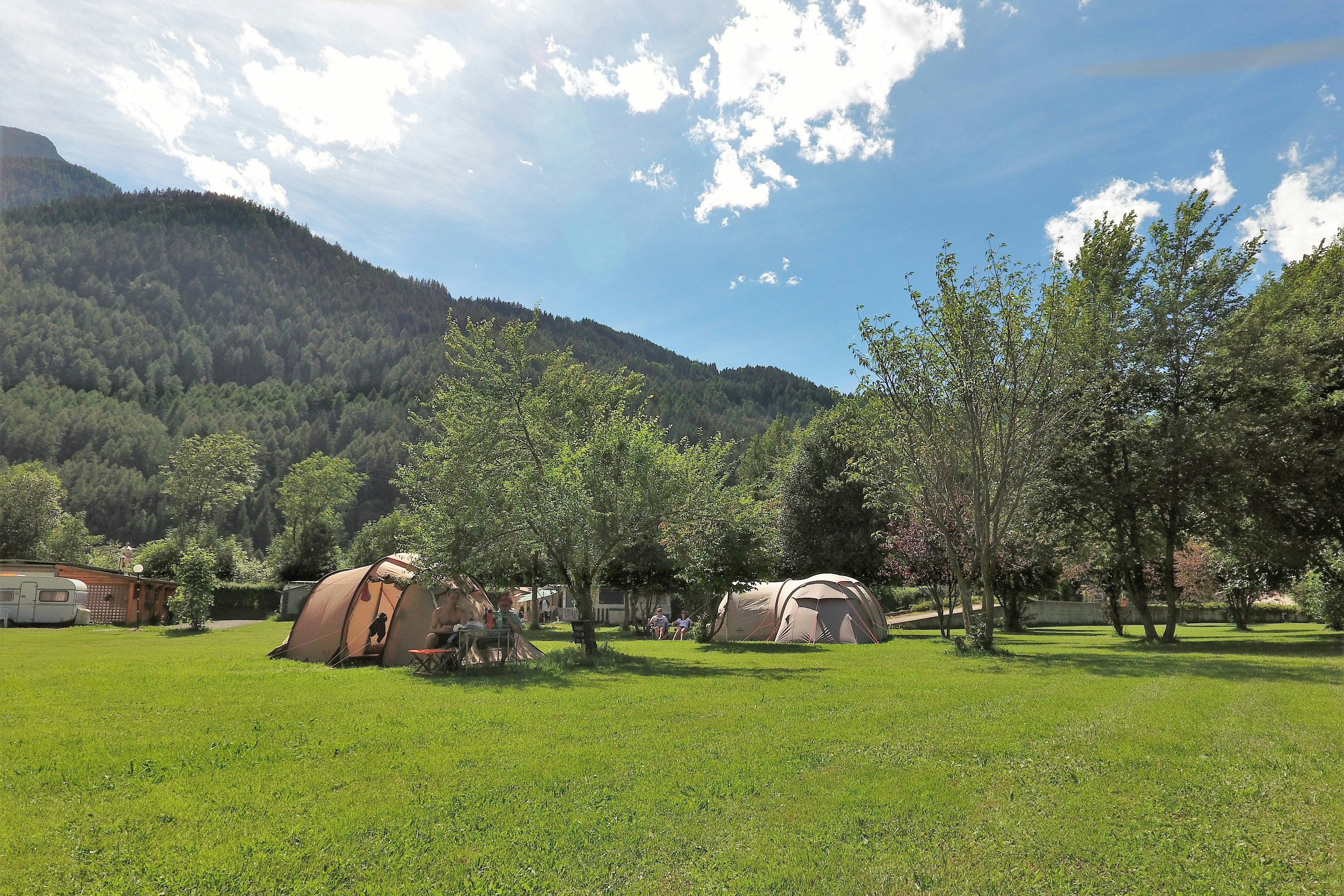 Camping Cavresc - Zelte auf der Stellplatzwiese