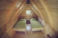 Camping Center Kekec - Schlafzimmer eines Holzbungalows mit zwei Betten