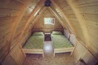 Camping Center Kekec - Schlafzimmer eines Holzbungalows mit zwei Betten