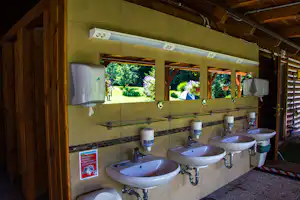 Camping Center Kekec - Waschbecken und Spiegel im Sanitärbereich