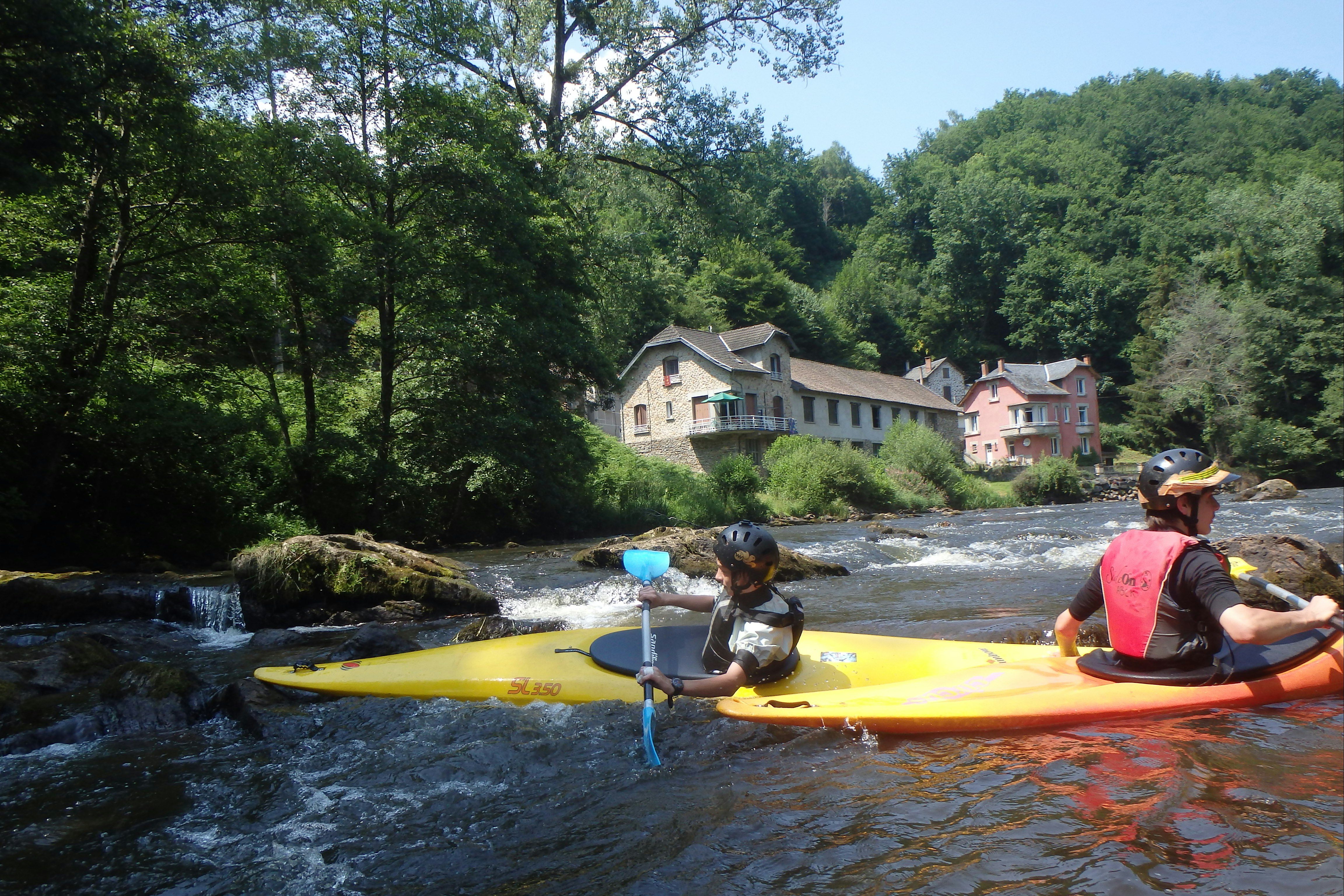 Camping Centre Touristique de Lac de Miel - Kajakfahrer in Fluss 