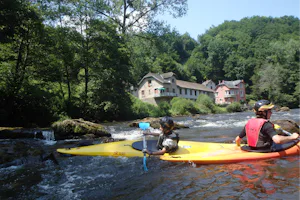 Camping Centre Touristique de Lac de Miel - Kajakfahrer in Fluss
