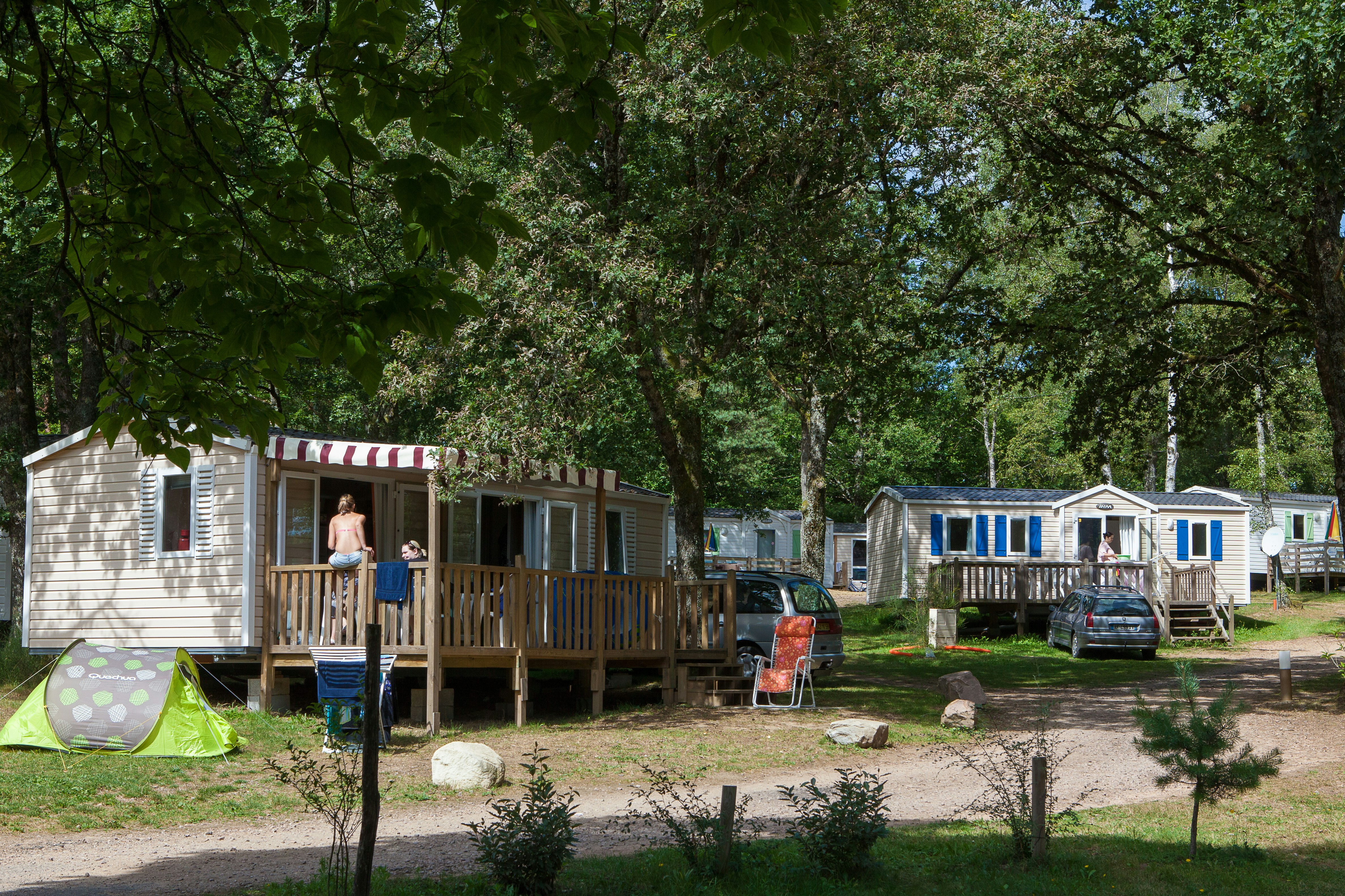 Camping Centre Touristique de Lac de Miel - Mobilheime mit Terrassen im Grünen