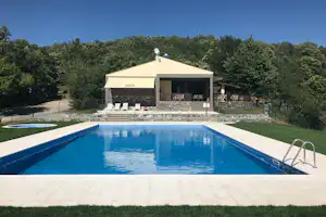 Camping Cepo Verde - Pool mit Liegestühlen im Grünen auf dem Campingplatz