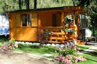 Camping Cevedale - Ein Mobilheim mit überdachter Veranda