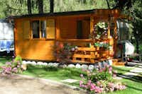 Camping Cevedale - Ein Mobilheim mit überdachter Veranda