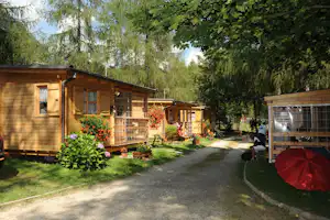 Camping Cevedale - Mobilheime mit überdachten Veranden an einer Strasse des Campingplatzes