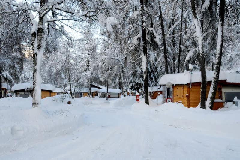 Camping Cevedale - Strasse des Campingplatzes mit Bungalows an den Seiten im Winter