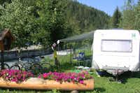 Camping Cevedale - Wohnwagen mit Vorzelt an einem Fluss auf dem Campingplatz