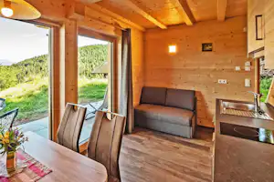 Camping Chalet Natur Idyll Salten - Innenansicht vom Mobilheim mit Terrasse