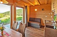 Camping Chalet Natur Idyll Salten  -  Innenansicht vom Mobilheim  mit Terrasse