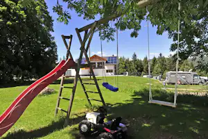 Camping Chalet Natur Idyll Salten - Spielplatz vom Campingplatz auf grüner Wiese
