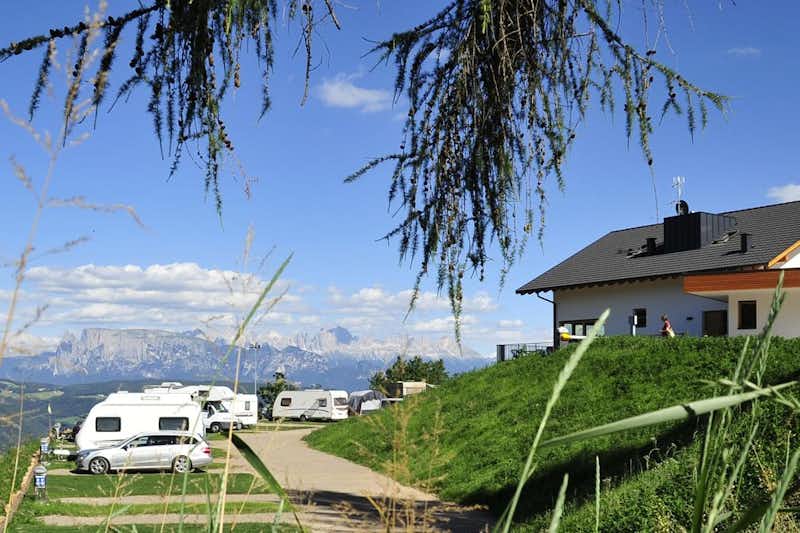 Camping Chalet Natur Idyll Salten  -  Stellplatz und Hauptgebäude vom Campingplatz mit Blick auf die Alpen