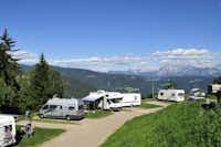 Camping Chalet Natur Idyll Salten  -  Stellplatz vom Campingplatz auf grüner Wiese mit Alpenblick