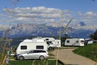 Camping Chalet Natur Idyll Salten  -  Wohnwagen- und Zeltstellplatz vom Campingplatz mit Alpenblick