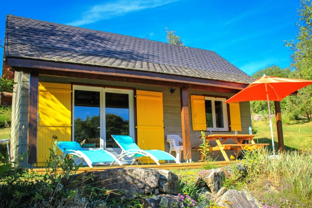 Camping Chalets de l'Eau Verte - Chalet mit Veranda auf dem Campingplatz