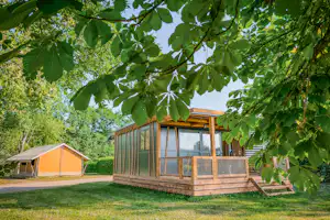 Onlycamp Champ d'été - Mobilheim mit Terrasse auf dem Campingplatz