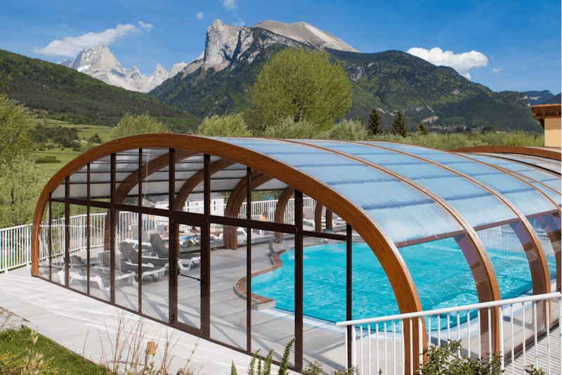 Camping Champ la Chèvre - Blick auf den Indoor Pool und die Berge der Alpen