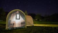 Camping Champ la Chèvre - Mobilheim vom Campingplatz bei Nacht