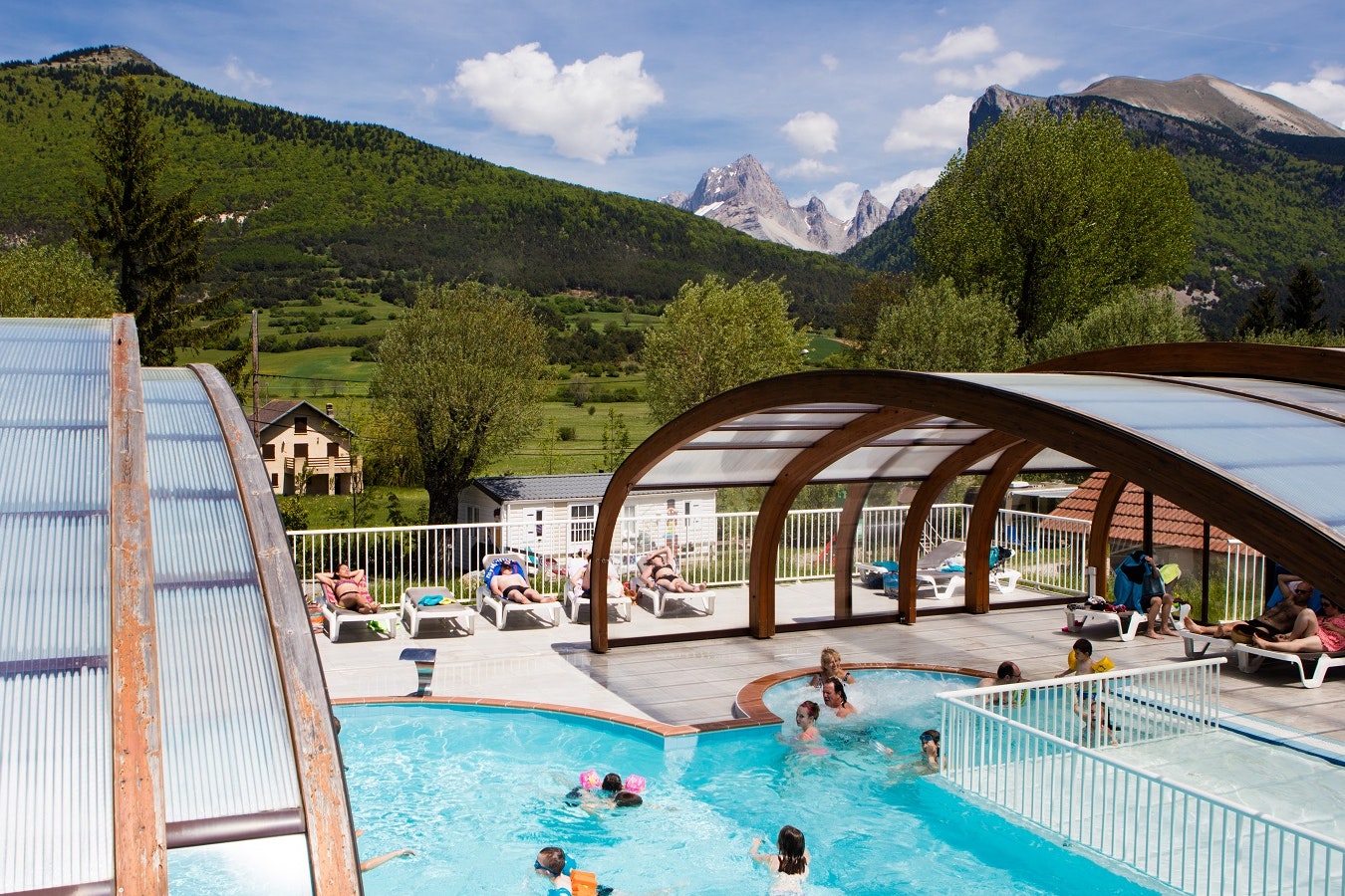 Camping Champ la Chèvre - Poolbereich auf dem Campingplatz