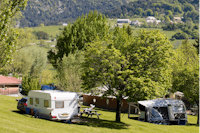 Camping Champ la Chèvre - Wohnwagenstellplatz vom Campingplatz im Grünen mit Blick auf die Berge