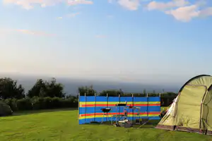 Camping Channel View - Zeltplätze auf der Wiese auf dem Campingplatz